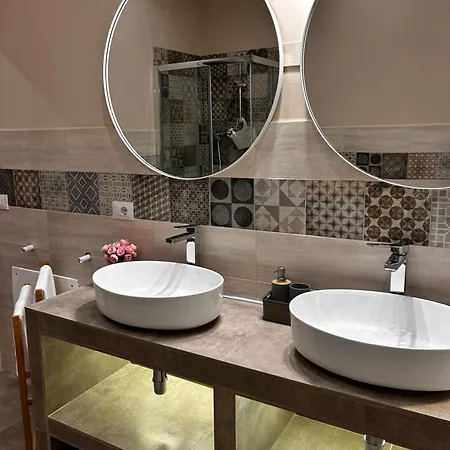 ベッド・アンド・ブレックファスト Townhouse Piraino Piscina Solarium ブローロ