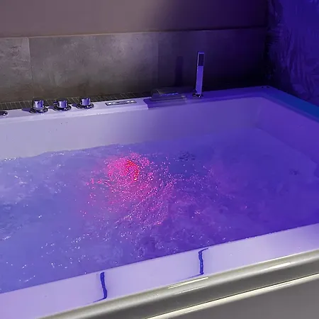 ベッド・アンド・ブレックファスト Townhouse Piraino Piscina Solarium ブローロ