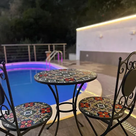 Townhouse Piraino Piscina Solarium ベッド・アンド・ブレックファスト