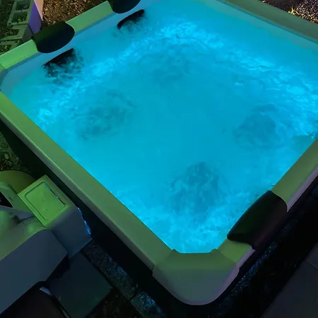 Townhouse Piraino Piscina Solarium ベッド・アンド・ブレックファスト 4*